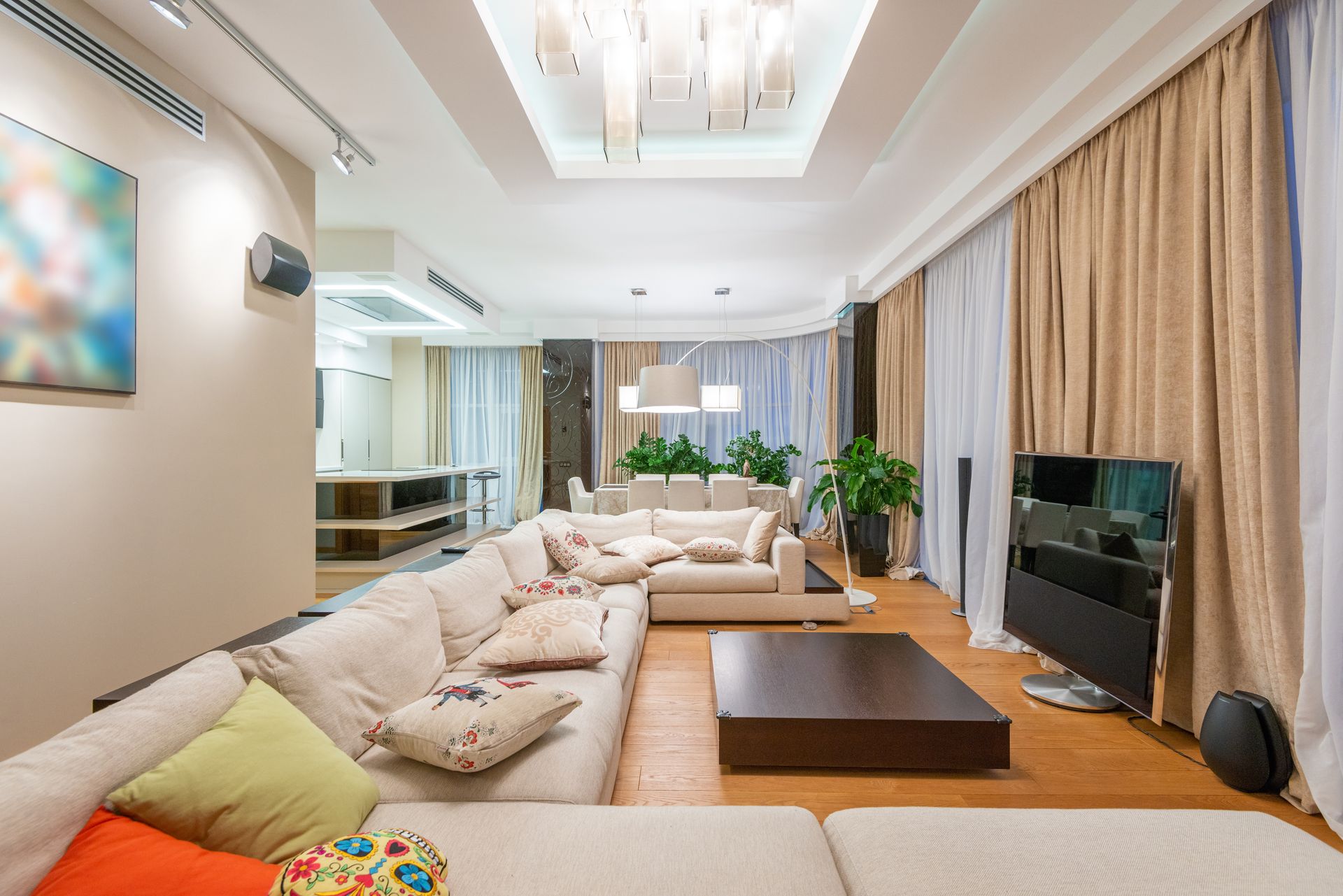 Modernes, vernetztes Wohnzimmer mit smarter Haustechnik